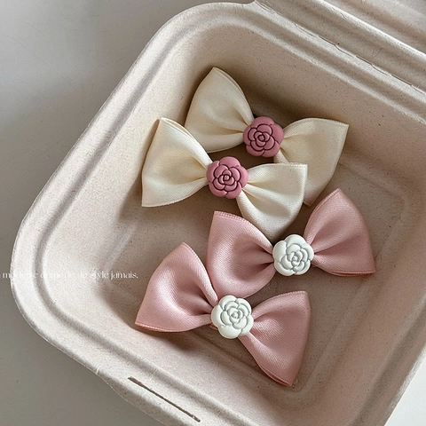 Elegante Satin Stoff Schleife Haarklammer Mit Harz Kamelienblüte Dekor Vintage Koreanischen Stil Französisch Süße Entenschnabel Clip Damen Haarschmuck