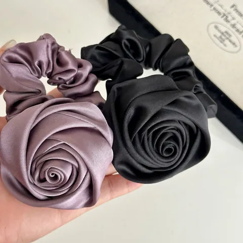 Französischer Vintage Satin Rosen Haargummi Eleganter Handgefertigter 3D Blumen Elastischer Haarschmuck Für Damen Alltag
