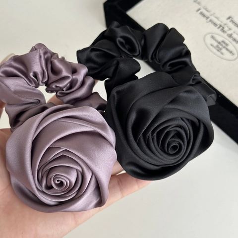 Französischer Vintage Satin Rosen Haargummi Eleganter Handgefertigter 3D Blumen Elastischer Haarschmuck Für Damen Alltag
