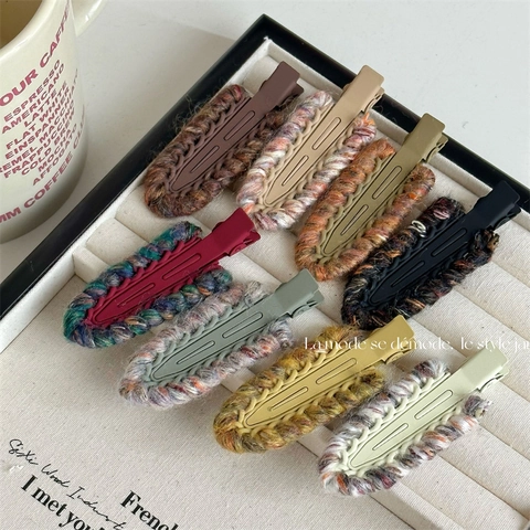 Handmade Woven Wool Yarn Alligator Hair Clip For Women Autumn Winter Vintage Color Block Seamless Makeup Bangs Clip Accessory