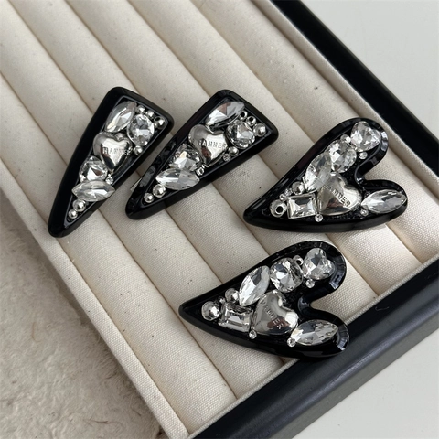 Mode Süß Cool Schwarz Strass Herz Dreieck Seite Haarklammern Vintage Legierung Metall Buchstaben Gravierte Haarnadeln Für Damen Mädchen