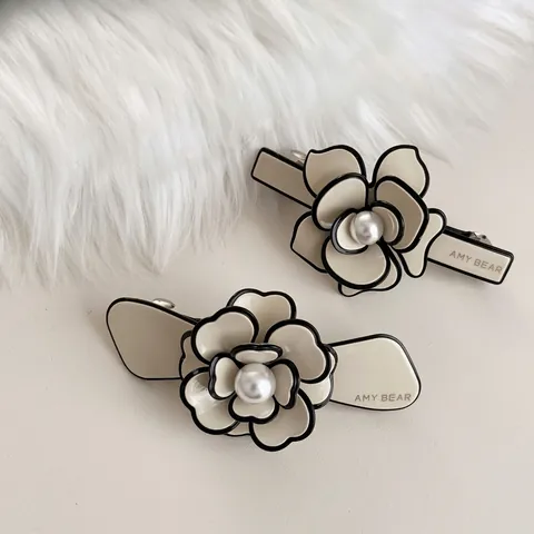Fermaglio per Capelli Vintage con Camelia per Donna Forcina in Acetato Bianco Latte con Perla Artificiale Fatto a Mano Elegante