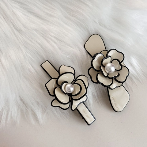 Fermaglio per Capelli Vintage con Camelia per Donna Forcina in Acetato Bianco Latte con Perla Artificiale Fatto a Mano Elegante