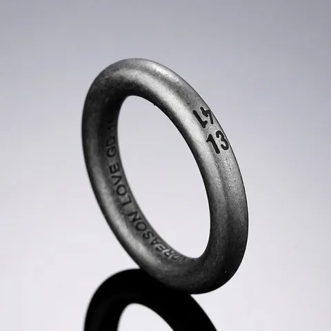 Anello in Acciaio al Titanio Vintage Industriale da Uomo Fascia Opaca Invecchiata con Lettere e Numeri Incisi Gioielli Hip Hop