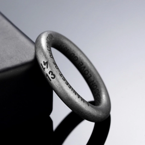 Anello in Acciaio al Titanio Vintage Industriale da Uomo Fascia Opaca Invecchiata con Lettere e Numeri Incisi Gioielli Hip Hop