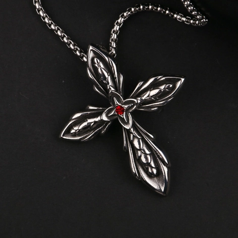 Collier Pendentif Croix en Acier Inoxydable Gothique Avec Strass Rouge Motif en Relief Vintage Style Punk Bijoux Religieux pour Homme Femme