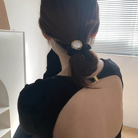 Coletero de Tela Negra de Estilo Francés Vintage Con Perla Artificial Grande Marco de Aleación de Oro Goma de Pelo Elástica Hecha a Mano