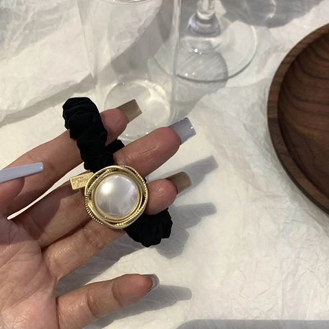 Coletero de Tela Negra de Estilo Francés Vintage Con Perla Artificial Grande Marco de Aleación de Oro Goma de Pelo Elástica Hecha a Mano