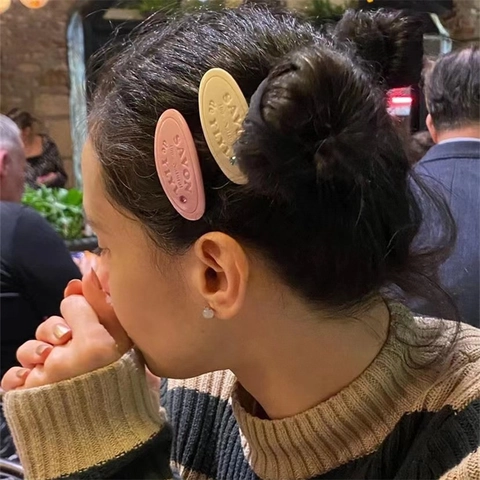 Franse Vintage Oval Hars Haarclip Zeep Ontwerp Reliëf Letters Strass Decoratieve Eendenbekclip Voor Vrouwen Haaraccessoires