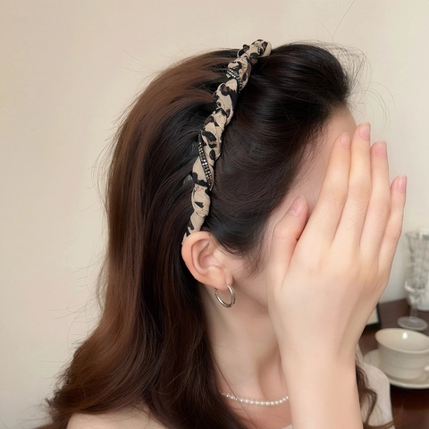 Cerchietto Avvolto in Tessuto Leopardato da Donna Con Strass e Borchie Accessorio per Capelli alla Moda Elegante