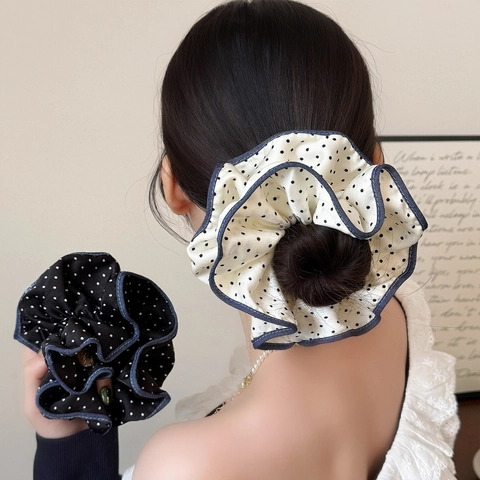 Chouchous en Satin à Pois pour Femmes Bords Surjetés à Volants Attache Queue de Cheval Style Coréen Doux Accessoire Élégant