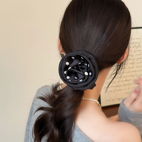 Scrunchie Retro Francese con Rosa a Pois Elegante Tessuto Satin Elastico per Capelli 3D Floreale Fermacoda Alta Elasticità Donna