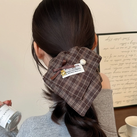 Korean Style Maillard Plaid Scrunchie With Bow Bear Pendant And Artificial Pearl Vintage Hair Rope For Women Hair Accessories