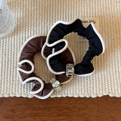 Korean Style Elegant Satin Fabric Scrunchie With Large Square Rhinestone Contrast Wavy Edge High Elasticity Hair Tie Accessory