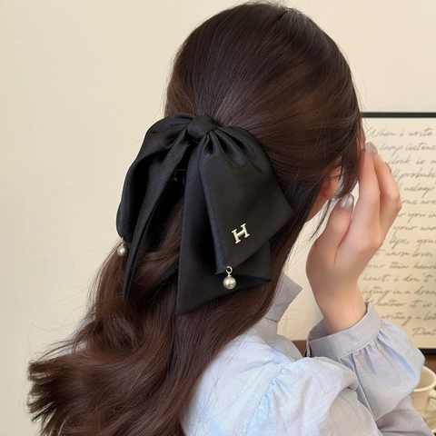 Fermaglio per Capelli a Fiocco in Raso Stile Coreano Con Logo H in Metallo e Perla Artificiale Ciondolo Donna