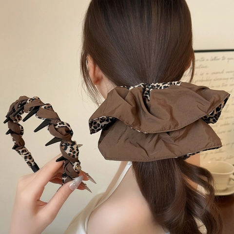 Chouchou en Satin Imprimé Léopard Serre-tête Plissé Marron Avec Dents Accessoires Cheveux Vintage pour Femmes