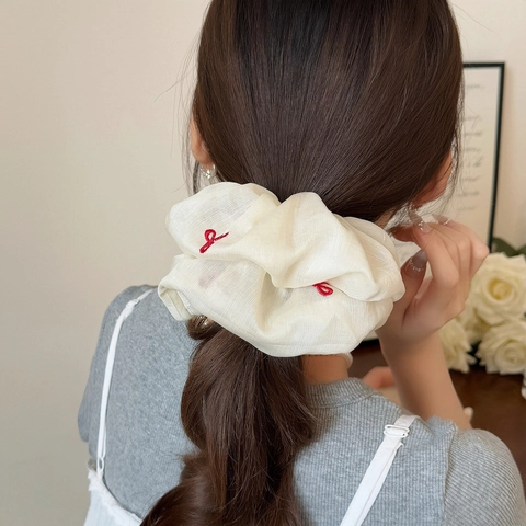 Elastico per Capelli Donna Coreano Bianco Sporco Ricamato con Fiocco Rosso Grande in Tessuto Chiffon Elegante per Coda