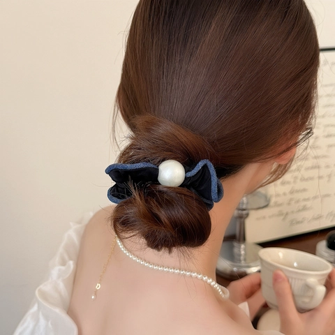 Scrunchie in Stile Coreano con Trama Denim e Perla Artificiale Eleganti Elastici per Capelli Blu Navy per Donna