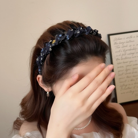 Elegante Cerchietto in Tessuto Floreale Blu Marino Con Treccia Torta Etichetta Dorata Denti Antiscivolo Fascia per Capelli Donna Accessorio