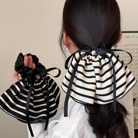 Scrunchie con Fiocco e Nastro in Stile Francese Elastico per Capelli in Tessuto Satinato a Righe Con Medaglione d'Oro Elegante Fermacoda