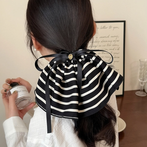 Scrunchie con Fiocco e Nastro in Stile Francese Elastico per Capelli in Tessuto Satinato a Righe Con Medaglione d'Oro Elegante Fermacoda
