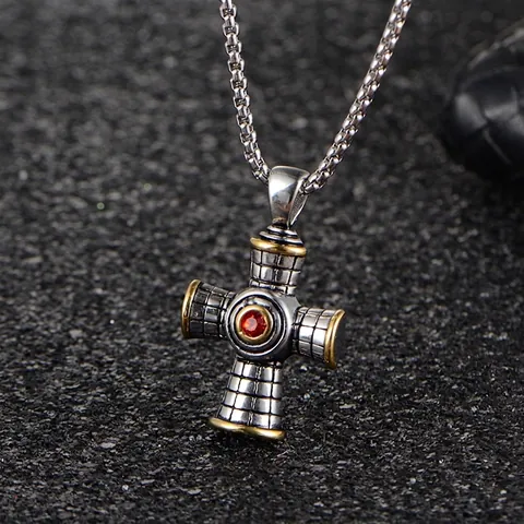 Collana con Ciondolo a Croce in Acciaio al Titanio Retro per Uomo Bicolore Argento Oro con Strass Rossi Intarsiati Gioielli Punk