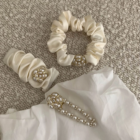 Elegante Fermaglio per Capelli a Camelia in Raso Francese Elastico per Capelli in Perla Artificiale Strass Donna