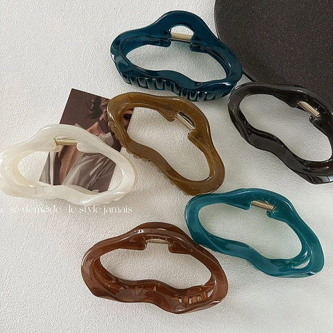 French Style Large Irregular Wavy Hair Claw Clip For Thick Hair Elegant Resin Plastic Shark Clip Hair Accessories For Women