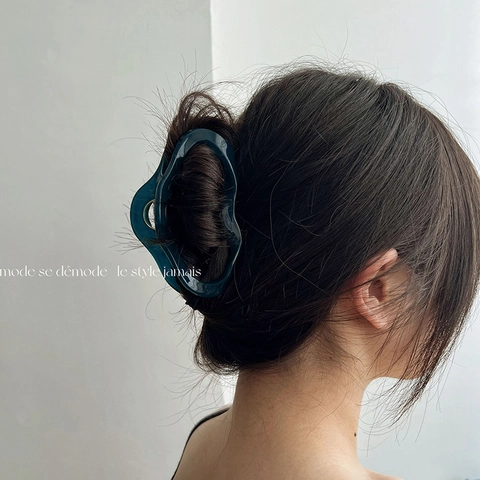 French Style Large Irregular Wavy Hair Claw Clip For Thick Hair Elegant Resin Plastic Shark Clip Hair Accessories For Women