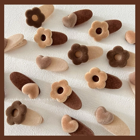 Vintage Beflockung Legierung Blume Herz Haarklammer Für Damen Koreanischer Stil Erdtöne Samt Entenschnabel Clip Einfacher Haarschmuck