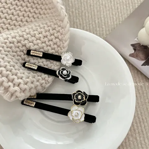 Elegante Fermaglio per Capelli in Velluto con Camelia Accenti di Strass Künstliche Perle Nera Bianca Floreale Donna Accessori