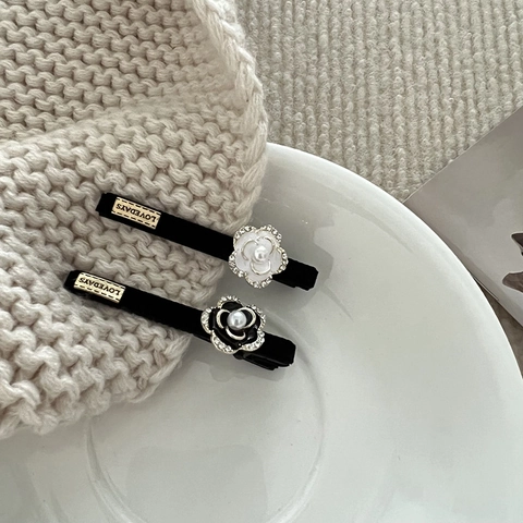 Elegante Fermaglio per Capelli in Velluto con Camelia Accenti di Strass Künstliche Perle Nera Bianca Floreale Donna Accessori