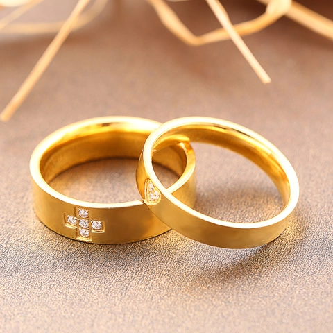 Semplici Anelli di Coppia in Acciaio al Titanio con Croce e Cuore Zircone Intarsiato Placcato Oro 18K Gioielli