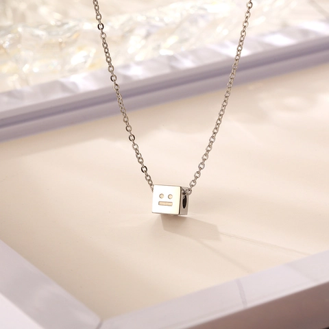 Collier Pendentif Cube Emoji Visage en Acier Titane Minimaliste Bijoux Hip Hop Personnels Pour Hommes Femmes Usage Quotidien Argent