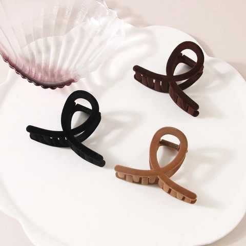 Women Retro Flocking Hair Claw Clip Simple Matte Velvet Shark Clip Large Hair Styling Accessory For Thick Hair Solid Color