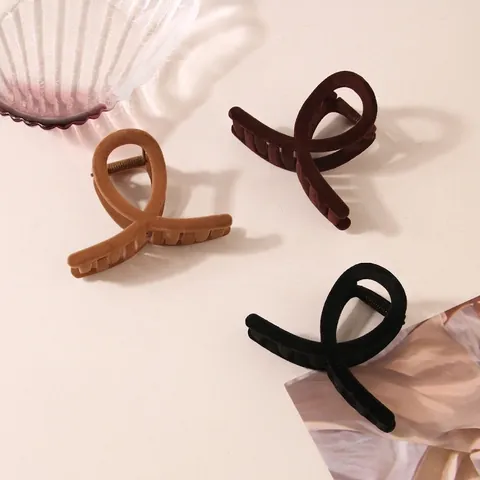 Women Retro Flocking Hair Claw Clip Simple Matte Velvet Shark Clip Large Hair Styling Accessory For Thick Hair Solid Color