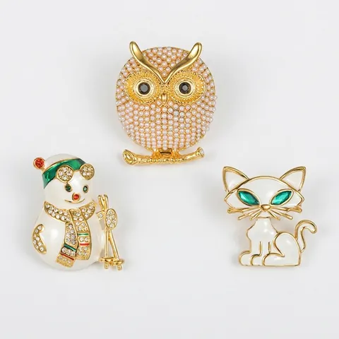 Spilla di Natale Cartoon con Pupazzo di Neve Perla Artificial Sintetica Gufo Gatto in Acciaio Inossidabile per Donna Regalo di Festa
