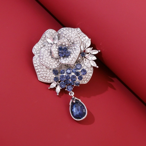 Elegante Rozenbloem Brosche Voor Dames Legering Ingelegd Strass Blauwe Edelsteen Sprankelende Speld Voor Bruiloft Feest Sieraden