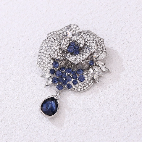Elegante Rozenbloem Brosche Voor Dames Legering Ingelegd Strass Blauwe Edelsteen Sprankelende Speld Voor Bruiloft Feest Sieraden