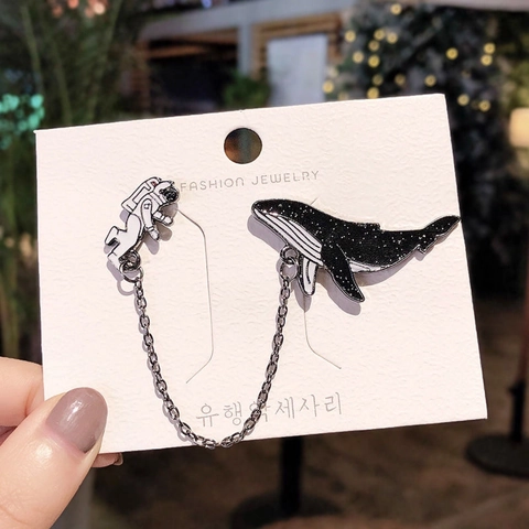 Creative Astronaut And Starry Whale Linked Chain Brooch Alloy Drip Oil Cartoon Badge Fashion Jewelry Accessory For Couples