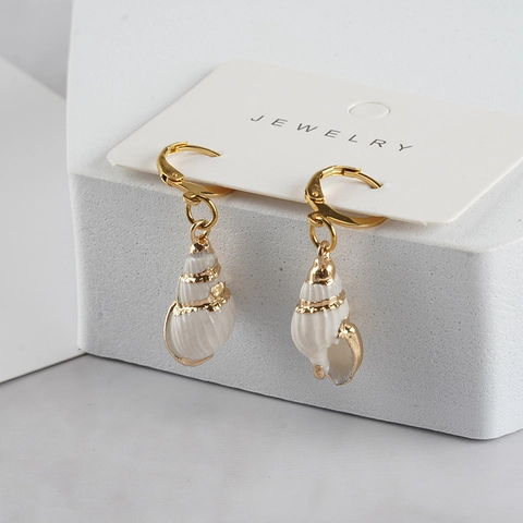 Bohemian Natural Shell Drop Earrings For Women Stainless Steel Alloy Gilded Beach Conch Pendant Earrings Marine Jewelry