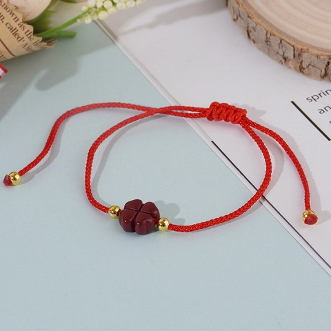 Bracciale in Corda Rossa Intrecciata a Mano Con Ciondolo Quadrifoglio in Cinabro e Perline di Rame Bracciale Portafortuna Regolabile
