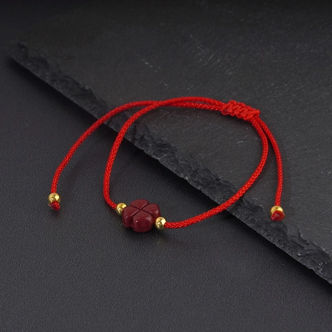 Bracciale in Corda Rossa Intrecciata a Mano Con Ciondolo Quadrifoglio in Cinabro e Perline di Rame Bracciale Portafortuna Regolabile