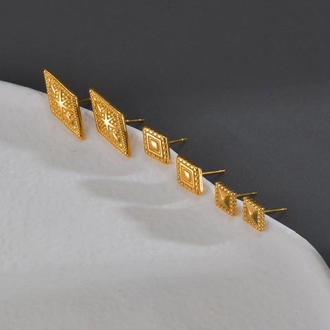 Vrouwen Elegante Geometrische Ruit Roestvrij Stalen Oorknopjes Verguld Reliëf Sterrenpatroon Vintage Minimalistische Mode Sieraden