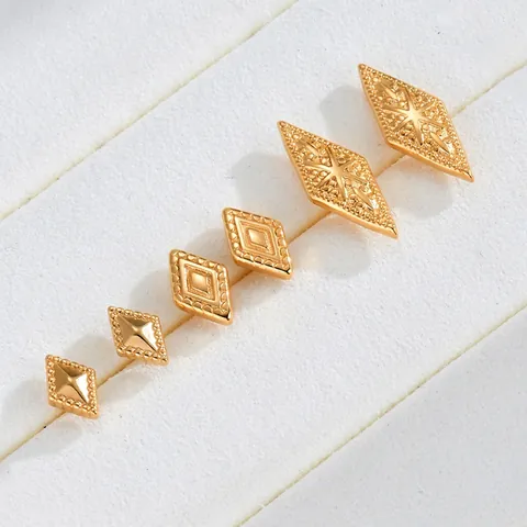 Vrouwen Elegante Geometrische Ruit Roestvrij Stalen Oorknopjes Verguld Reliëf Sterrenpatroon Vintage Minimalistische Mode Sieraden