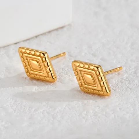 Vrouwen Elegante Geometrische Ruit Roestvrij Stalen Oorknopjes Verguld Reliëf Sterrenpatroon Vintage Minimalistische Mode Sieraden