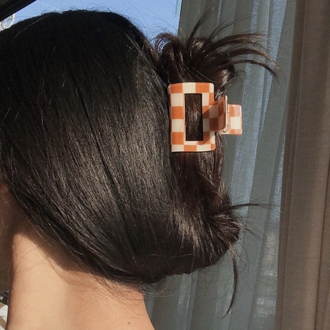 Retro Checkerboard Hair Claw Clip Fashion Large Acrylic Checkered Hair Jaw Clip Elegant Hair Accessories For Women Daily