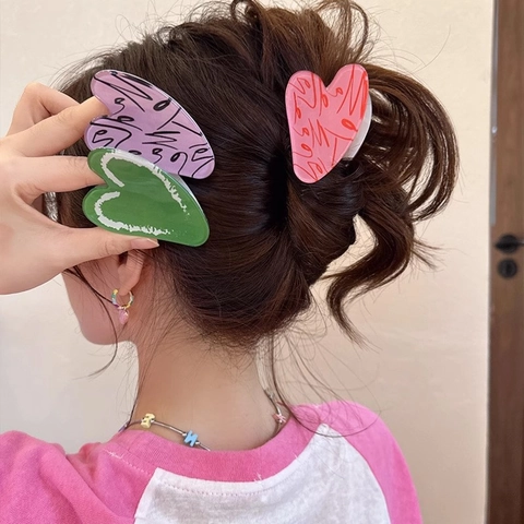 Mode Herzförmige Acryl Haarklammer Für Damen Minimalistische Buchstaben Graffiti Muster Haarschmuck Hai Clip