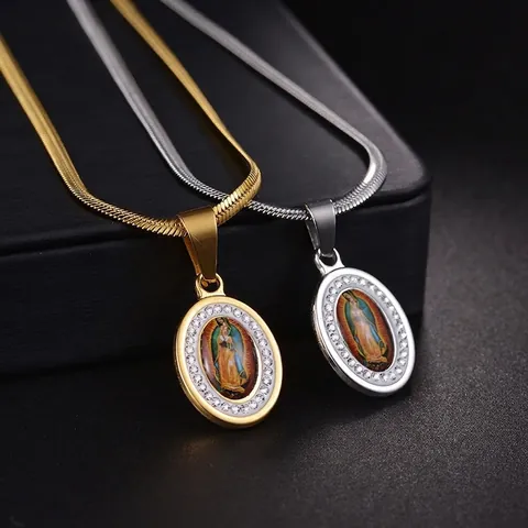 Collana con Ciondolo Vergine di Guadalupe in Acciaio Inossidabile Catena a Ossa di Serpente Ovale Strass Gioielli Hip Hop Religiosi