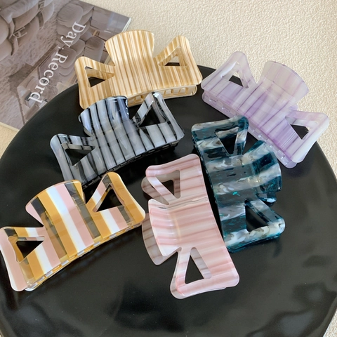 Pinza de Cabello Grande de Acetato Rayado Hueca Geométrica de Tiburón Moda Accesorios para el Pelo Mujer